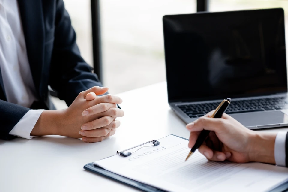 Scène de bureau avec deux personnes en costume lors d'un entretien professionnel