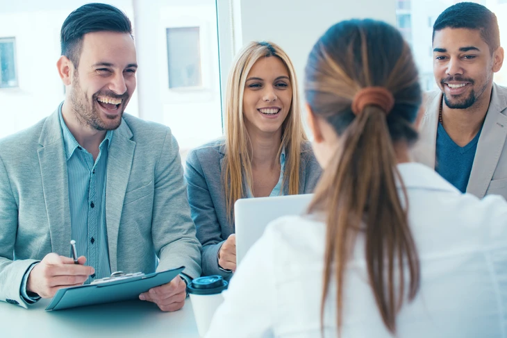 Au cours d'un entretien d'embauche structuré, la candidate présente son CV à un recruteur d'entreprise, en détaillant leurs antécédents professionnels et leurs aspirations