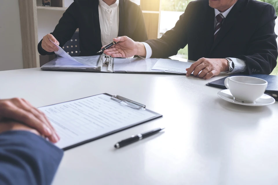 L'intervieweur ou le jury de sélection lisant un curriculum vitae au cours d'une entrevue d'emploi, l'Employeur interroge un jeune chercheur d'emploi masculin pour qu'il parle dans un bureau moderne, un emploi et un concept de recrutement