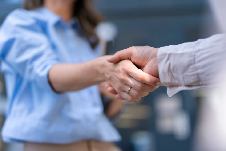 Afro-Américaine jeune femme chercheuse d'emploi parlant à professionnel masculin HR manager vérifier cv numérique sur tablette lors du processus de réunion d'entretien