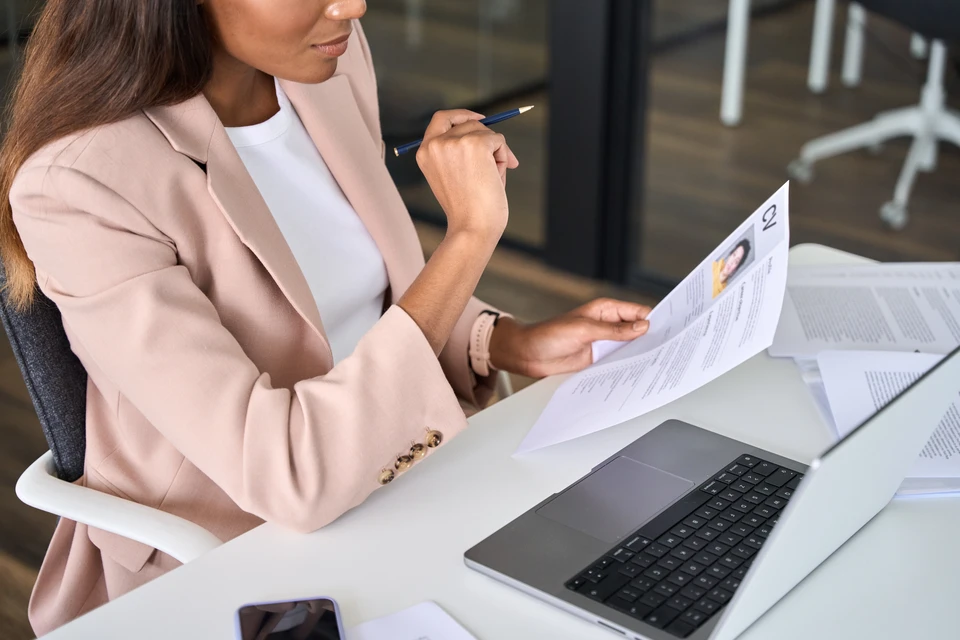 Directeur, employeur, chef et chef de l'équipe, écoutant la candidate latine lors d'une entrevue d'emploi, consultant la cliente lors d'une réunion de bureau