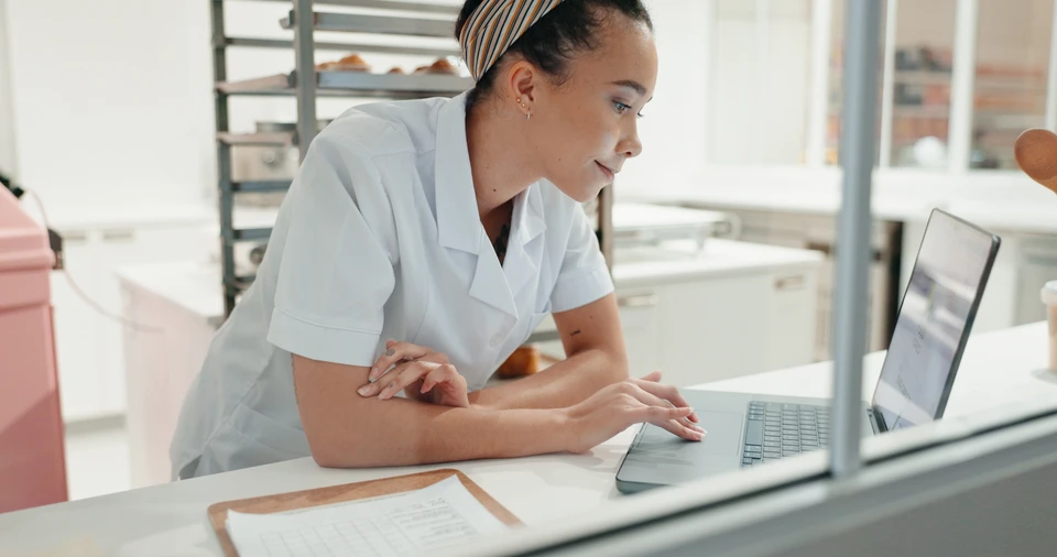 Directeur, employeur, chef et chef de l'équipe, écoutant la candidate latine lors d'une entrevue d'emploi, consultant la cliente lors d'une réunion de bureau